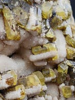 Sneeuwbedekte bitumineuze zwavel met witte aragoniet,, Verzamelen, Mineralen en Fossielen