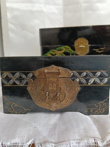 Lot van 2 Oosterse Vintage juwelendozen - TOYO-speeldoos met