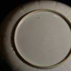 Assiette - Coupe aux émaux rose et or à décor dune fleur de