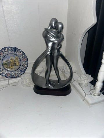 sculptuur, Modern Hugging Couple Sculpture – Romantic Lovers