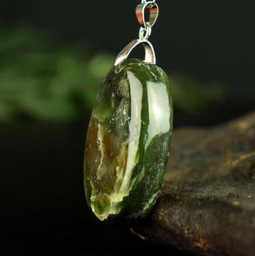 Hanger van natuurlijke nefrietjade – Tijdloze elegantie-