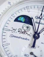 Swatch - MoonSwatch “Mission to Earthphase – Moonshine Gold”, Handtassen en Accessoires, Horloges | Heren, Nieuw