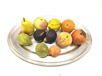 Figure - Lot de onze pièces de fruits en marbre