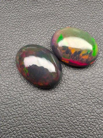 6.26cts Zwarte Opaal Cabochon- 1.25 g - (2)