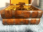 CAVE A LIQUEUR FAUX LIVRES AVEC BOITE A MUSIQUE -
