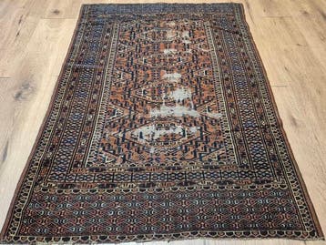 Ancien tapis nomade baloutche dans le style tribale