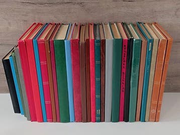 Accessoires - 28 albums de timbres de qualité B