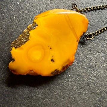 Ancien pendentif et collier en ambre baltique naturelle à