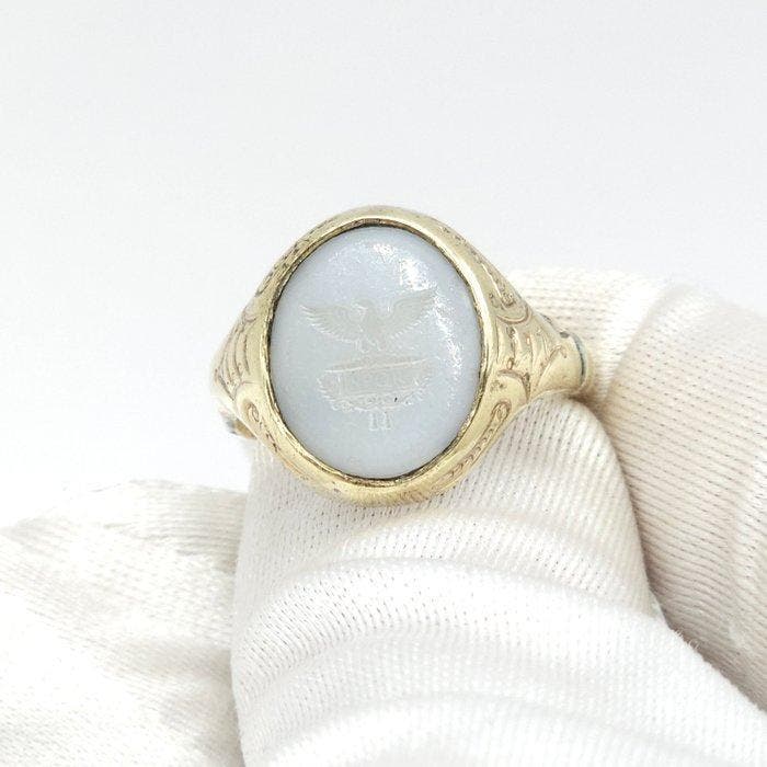 Antieke chalcedoon-intaglio - Stijl van de Romeinse adelaar, Handtassen en Accessoires, Antieke sieraden