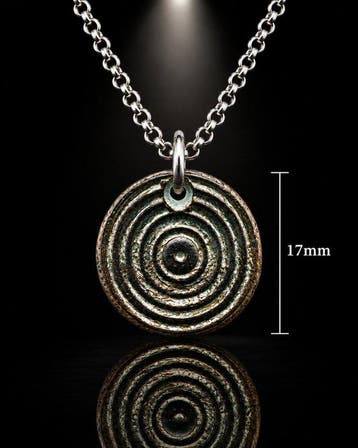 IJzertijd Brons “De Eeuwige Zon” — Zonnenschijf-amulet met