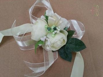 Polscorsage creamy rozen met parel en besjes creme lint, Nieuw