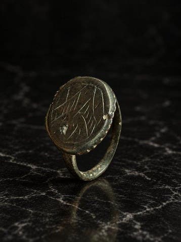Middeleeuws Brons Vingerring met versleten ovale bezel, 10e