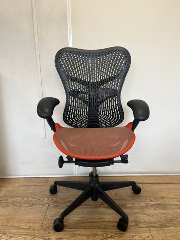 Refurbished Herman Miller Mirra 2 Urban Orange, Verzenden, Oranje, Zo goed als nieuw, Bureaustoel