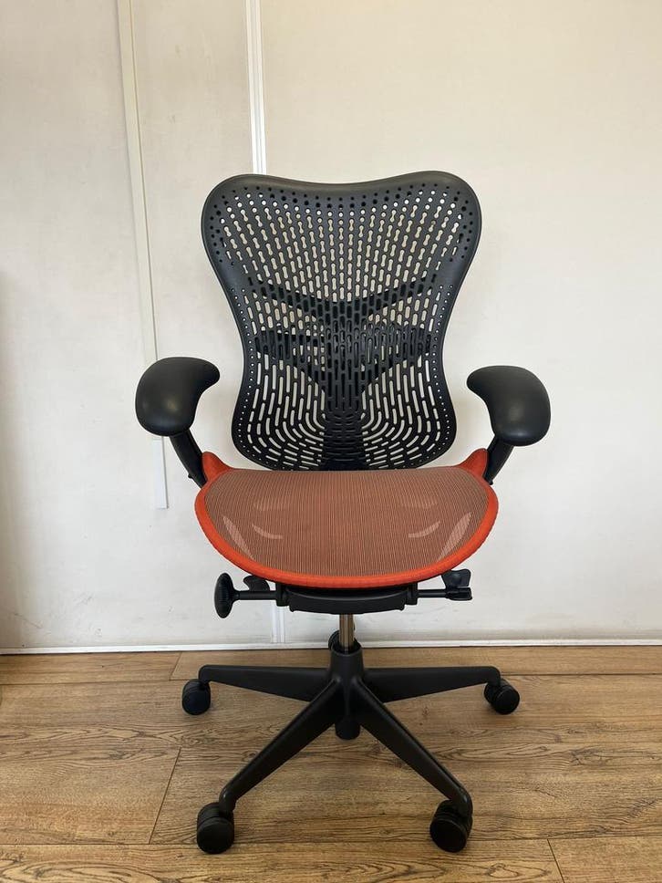 Refurbished Herman Miller Mirra 2 Urban Orange, Huis en Inrichting, Bureaustoelen, Bureaustoel, Oranje, Zo goed als nieuw, Ergonomisch