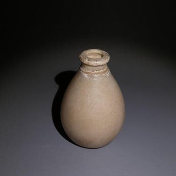 Oud-Egyptisch Albast Voorwerp. 8,5 cm hoog. Middenrijk,, Verzamelen