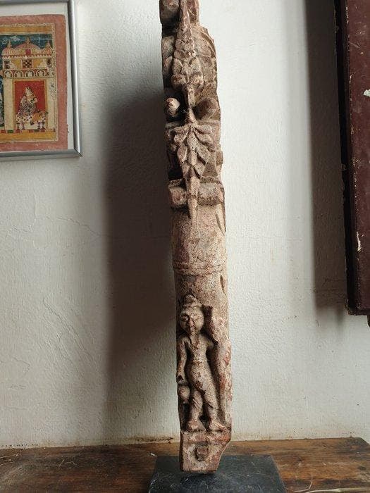 Makara, mythisch monster, en een man met een pauw. - Hout -, Antiquités & Art, Art | Art non-occidental