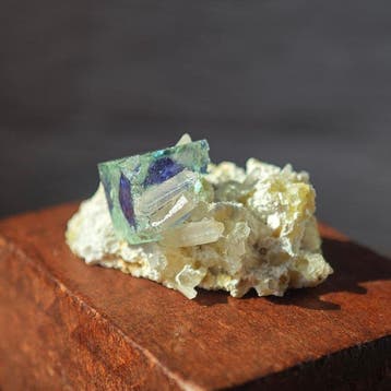 28,4 ct RARER Lila Phantom fluorietkristal- 5.68 g