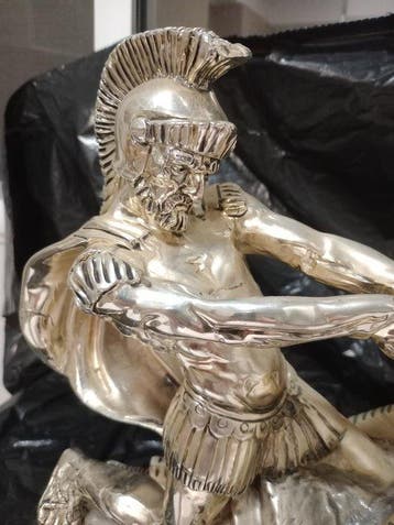 sculptuur, Guerrero romano llevando un carro. - 37 cm -