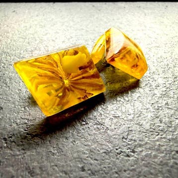 Boutons de manchette anciens à cabochons taillés en ambre