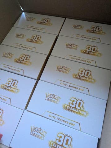 Card 30TH Celebration - 10x ETB - No Packs + 1000x BULK, Hobby en Vrije tijd, Nieuw