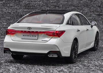 Toyota dealer model 1:18 - Modelauto - Toyota Avalon – 2019, Hobby en Vrije tijd, Nieuw
