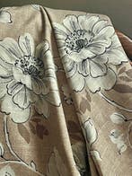 Dubbele breedte. Exclusieve stof met bloemenprint voor