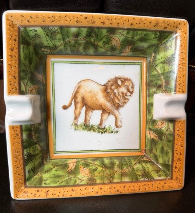 Beautiful French porcelain Ashtray Lion of the Savannah -, Verzamelen, Rookartikelen, Aanstekers en Luciferdoosjes