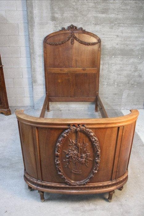 Lit - Noyer - Lit antique fait à la main, Antiquités & Art, Antiquités | Autres Antiquités