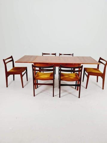 Uitschuifbare tafel - Hout - Een vintage eetkamerset -