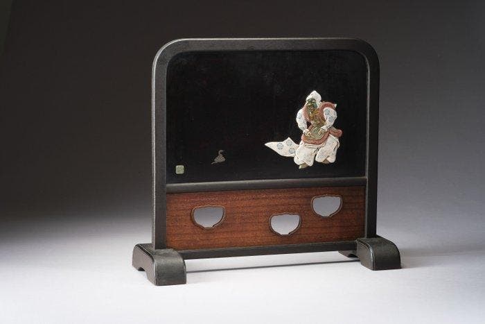 Scheidingsscherm met Genji- en bunraku-scène - Gelakt hout,, Antiquités & Art, Antiquités | Autres Antiquités