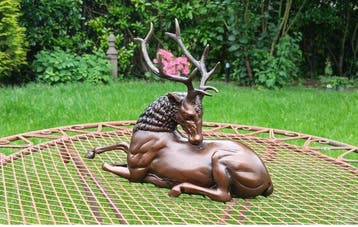 Tijdloze blikvanger - Sculpture, Brons liggend hert - 22 cm, Antiek en Kunst