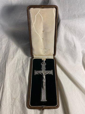 Crucifix - Groot kruisbeeld van zilver; stempel Hure de