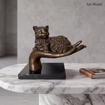 Beeld, Naar Antoinette: Kat liggend op hand - 20 cm - Brons,, Antiek en Kunst