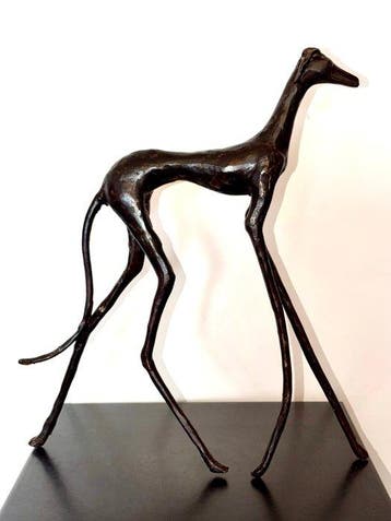 Abdoulaye Derme - sculptuur, Lévrier stylisé en bronze - 35, Antiquités & Art