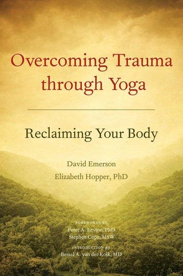 Overcoming Trauma Through Yoga 9781556439698 David Emerson, Verzenden, David Emerson