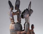 Een houten beeld. - Olowe of Ise - Yoruba - Nigeria