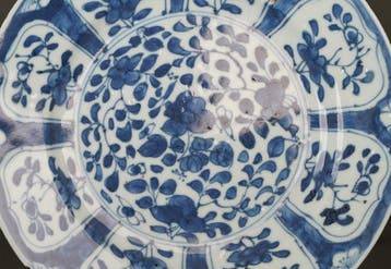 Kangxi (1662-1722) - Bord - Peonies, Chrysanthemum, Plum, Antiek en Kunst