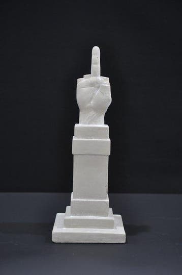 Maurizio Cattelan (1960) - sculptuur, L.O.V.E. - 40 cm -