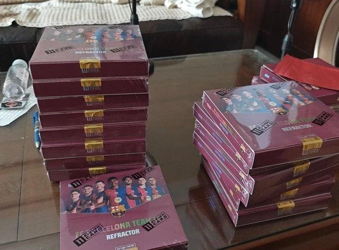 2024/25 Eleven Card FC Barcelona Team Refractor - 10 Box -, Collections, Autocollants