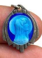 Profil du Silence : Médaille votive représentant la Vierge