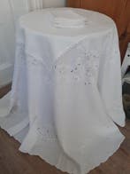 Groot rond geborduurd tafellaken en servetten - Tafelkleed