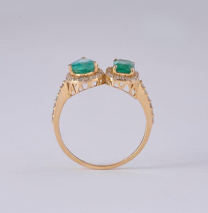 Bague tendance - 14 carats Or jaune - 1.36ct. tw. Émeraude -, Handtassen en Accessoires, Antieke sieraden