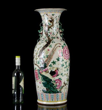 Un vase balustre chinois en famille rose monumental (hauteur