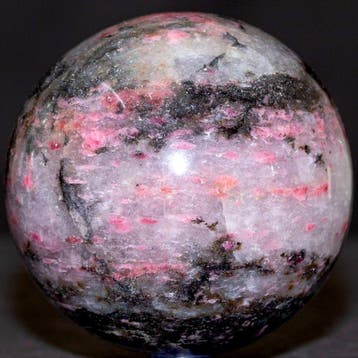 Sphère en quartz avec tourmaline rose et lépidolite. -