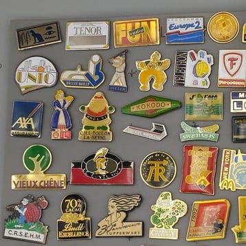 Collection thématique - +200 PINS VINTAGE AVEC ATTACHES –