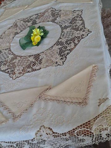 Nappe ronde raffinée avec dentelle fine de Burano et, Antiquités & Art