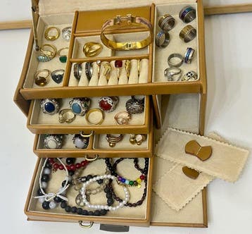 Themacollectie - Een grote collectie armbanden en - anillos
