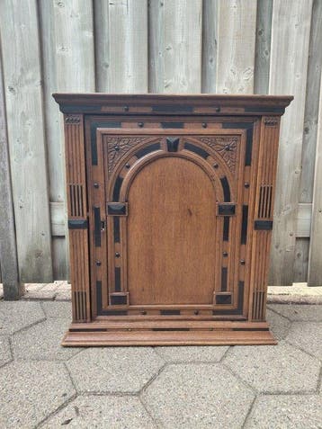 Antieke neo-gotische eiken wandkast met originele sleutel –