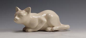Beeldje, Loerende kat - 11 cm - Aardewerk, Antiek en Kunst