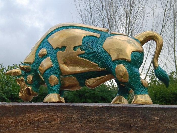 Statue, green bull - 30 cm - Bronze, Antiquités & Art, Curiosités & Brocante
